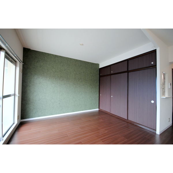 メゾン浪打 212 居室・リビング アクセントクロス使用の内装にこだわったお洒落なお部屋です◎ 壁に吊り下げ式フック付き!