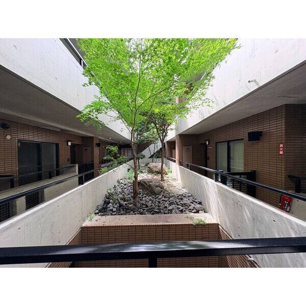 ビラ三秀山中 202 敷地内/建物